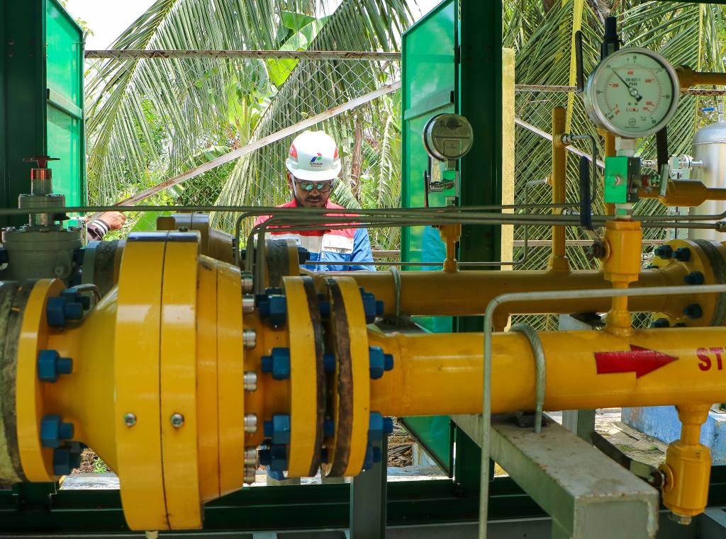 Jargas rumah tangga di Pelalawan seolah mempertegas bahwa itu bukan sekedar solusi energi, tapi membawa perubahan nyata bagi kehidupan warga di sana. Apakah program ini benar-benar menegaskan bahwa kekayaan alam kita benar-benar kembali untuk kemakmuran rakyat? Semua itu akan terjawab dari dapur sederhana milik Sugiyem.