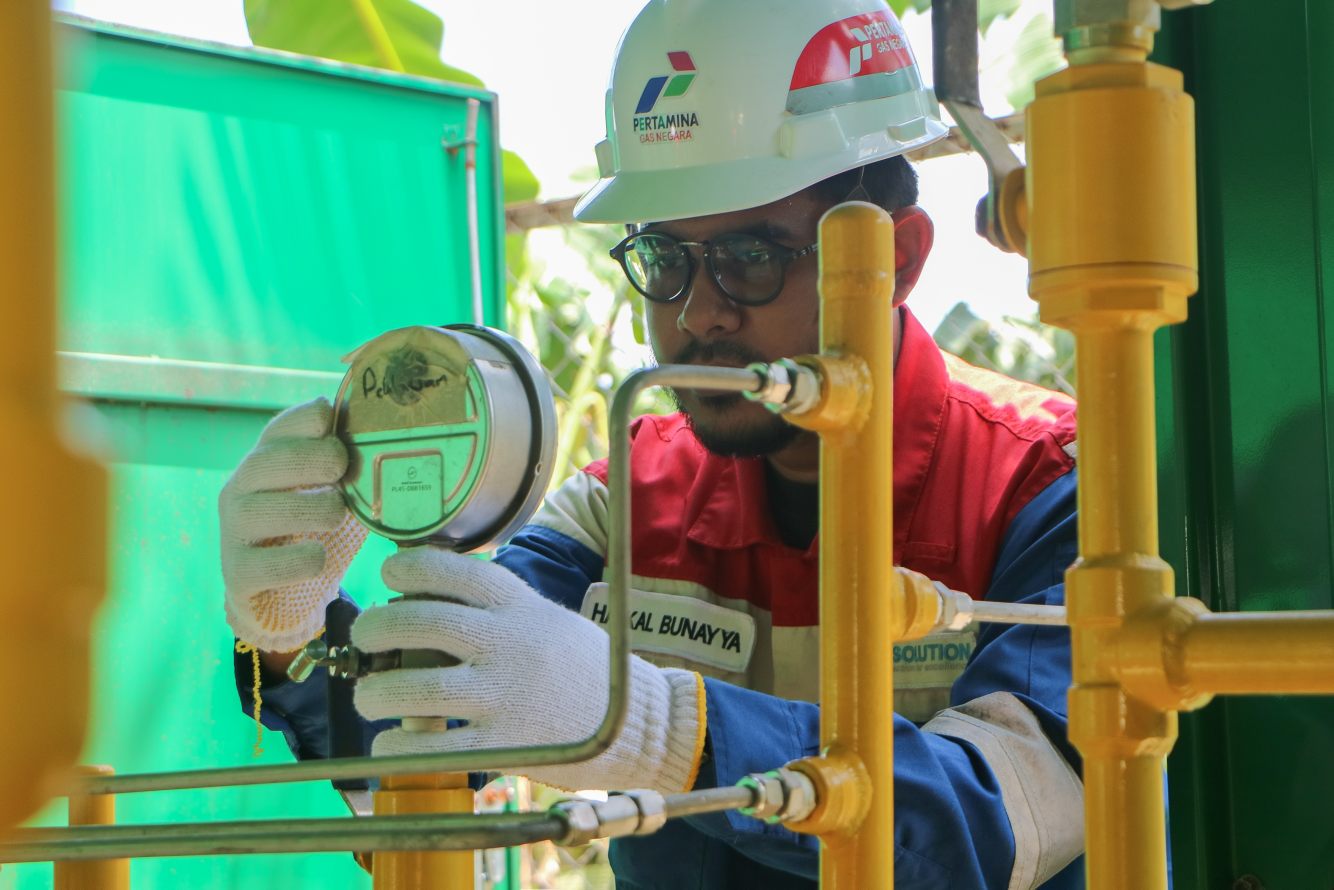Haikal Bunayya, seorang teknisi PT PGN Area Pekanbaru sedang melakukan pengecekan di Metering Regulating Station (MRS), di Jalan Pulau Payung, Kecamatan Pangkalan Kerinci, Riau, Rabu, 3 September 2025. Ini adalah kegiatan rutin untuk memastikan tekanan gas tetap berada di batas normal | Foto: Bertuahpos / Melba Ferry Fadly.