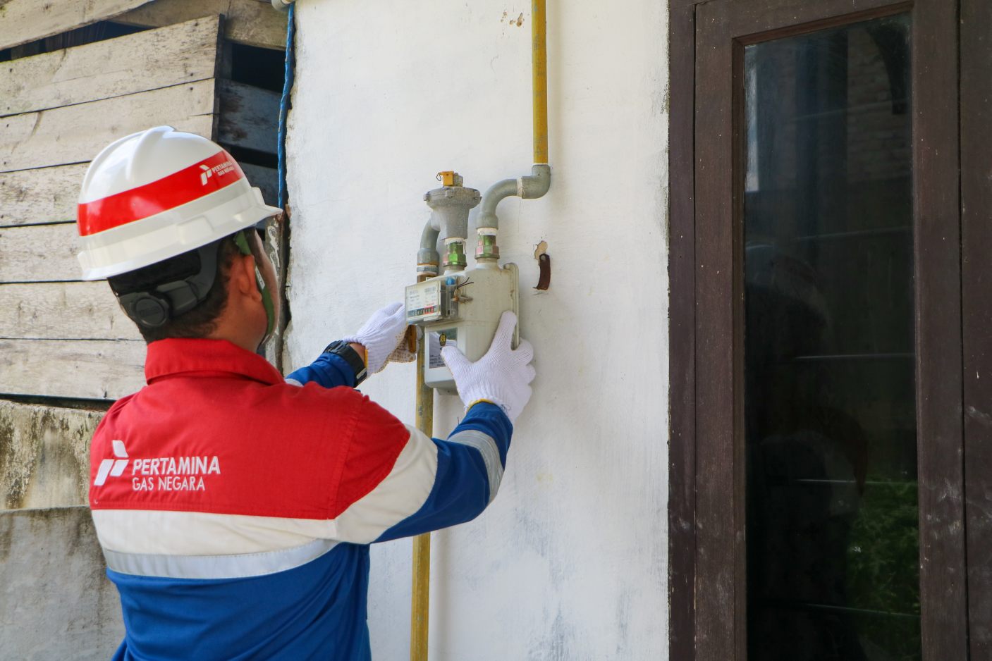 Riza Fahri, seorang teknisi PT PGN Area Pekanbaru melakukan pengecekan alat ukur atau meteran untuk memastikan agar tekanan gas yang mengalir ke dapur rumah warga sudah sesuai, Rabu, 3 September 2025, di di Gang 2000, Jalan Amirudin, Kelurahan Pangkalan Kerinci Timur, Pelalawan, Riau | Foto: Bertuahpos / Melba Ferry Fadly