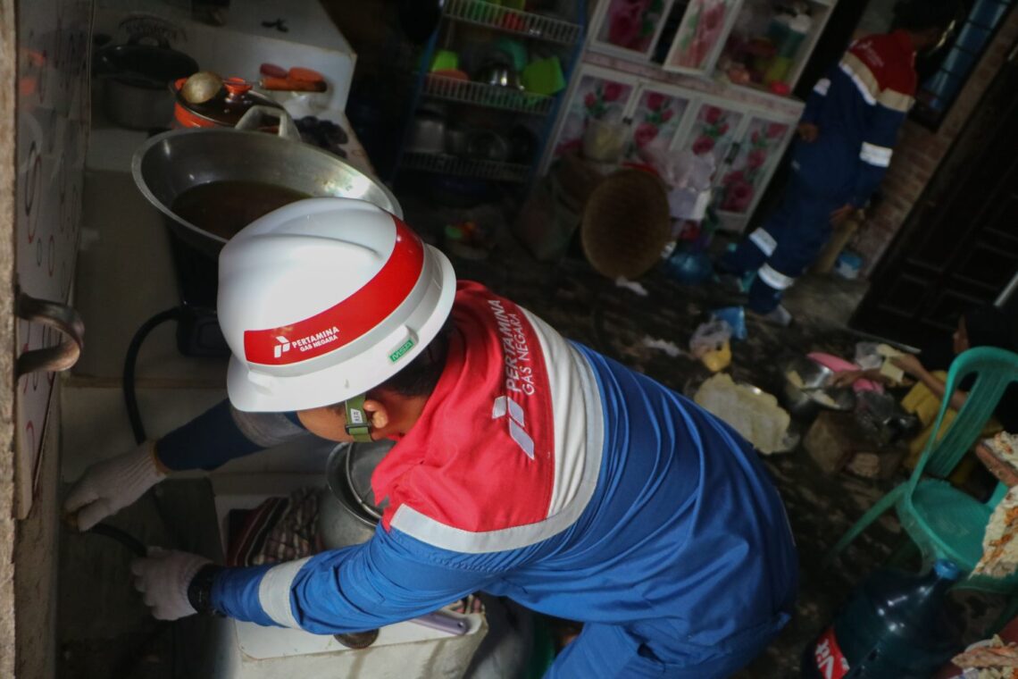Riza Fahri, teknisi PT PGN Area Pekanbaru sedang memperbaiki bukaan penutup aliran bahan bakar (spuyer) di dapur rumah Sugiyem, Rabu, 3 September 2025, di di Gang 2000, Jalan Amirudin, Kelurahan Pangkalan Kerinci Timur, Pelalawan, Riau. Sugiyem merupakan salah seorang warga penerima manfaat program Jargas rumah tangga di daerah ini | Foto: Bertuahpos / Melba Ferry Fadly