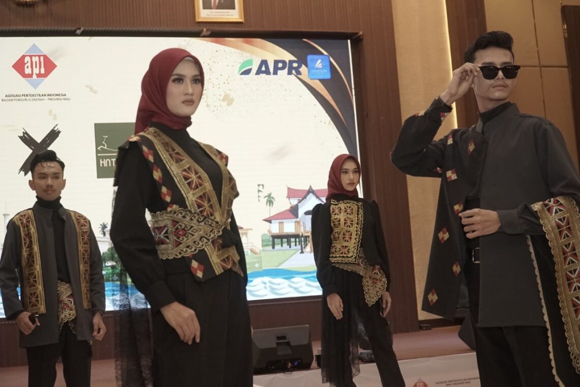 Peragaan busana bernuansa kearifan lokal Melayu pada pagelaran fashion show Riau Berkain 2025 di Pekanbaru, Riau.
