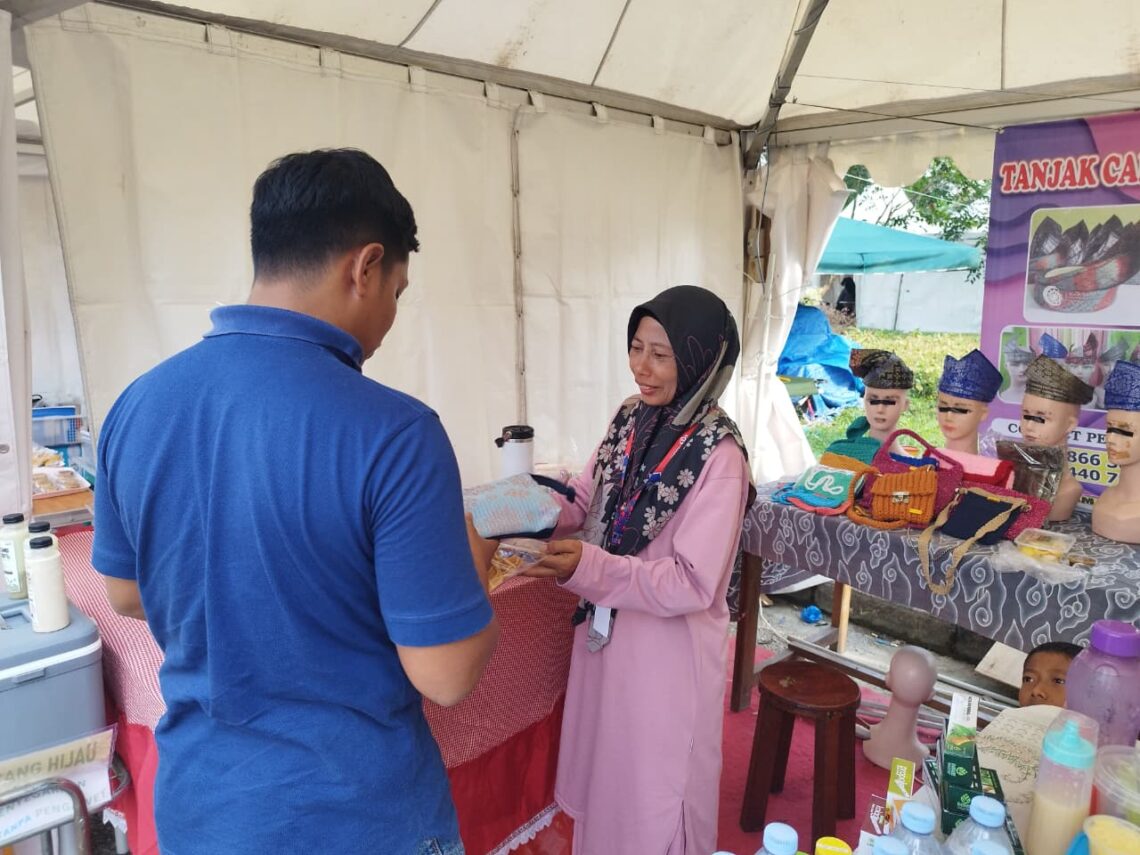 Yessi Heriyani, perajin rajutan asal Pelalawan yang menjadi mitra bina Community Development RAPP.