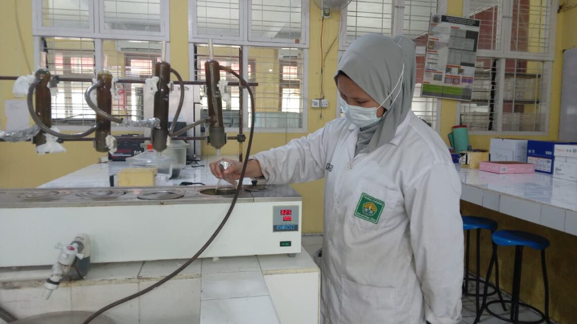 Zitni Ilmi penerima manfaat beasiswa program Community Development RAPP.