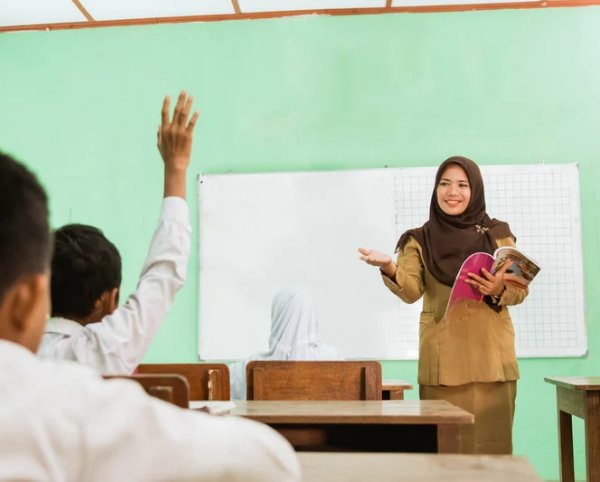 Kepala SMA/SMK diminta agar fokus pada mutu pendidikan, bukan politik. Program penghijauan dan muatan lokal jadi prioritas.