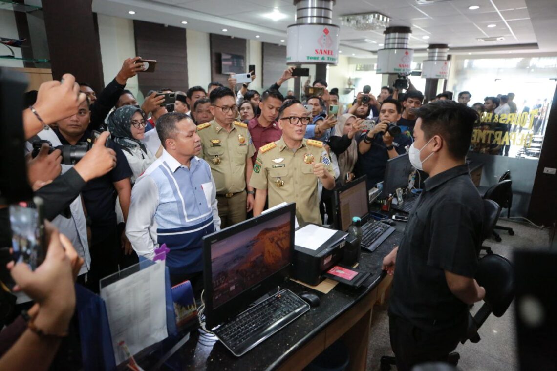 Gubernur Riau (Gubri) Abdul Wahid, melakukan inspeksi mendadak (sidak) ke salah satu biro perjalanan wisata di Kota Pekanbaru. Pihak perusahaan ini diduga menahan ijazah karyawannya secara tidak sah. Hal tersebut dilaksanakan adanya laporan dari sejumlah pekerja yang mengaku ijazah mereka ditahan sebagai syarat untuk bekerja di perusahaan tersebut. Langkah tegas ini berlangsung pada, Rabu (14/05/2025) siang. Sidak ini dilakukan bersama Wakil Menteri Tenaga Kerja (Wamenaker), Immanuel Ebenezer Gerungan. Setibanya di lokasi, Gubernur Abdul Wahid dan Wamenaker Immanuel ingin melakukan pertemuan bersama pemilik perusahaan. Namun, upaya Gubri dan Wamenaker RI tak berbuah manis, pemilik biro perjalanan tidak berada di kantor saat kunjungan ini. Oleh karena itu, melihat sikap pemilik perusahaan seperti tidak kooperatif ini, Gubri Abdul Wahid geram. Sehingga orang nomor satu di Provinsi Riau tersebut ingin membuat Pergub terkait tata kelola ketenagakerjaan. "Maka saya tadi sama Pak Wamen berjanji, yang pertama saya membuat surat edaran terlebih dahulu. Yang kedua nanti buat pergub terkait tata kelola ketengakerjaan, termasuk tidak boleh menahani ijazah. Setalah itu baru bisa membuat satgasnya," tegas Gubri Abdul Wahid. Dijelaskan, tindakan semacam ini tidak hanya merugikan pekerja secara moral dan psikologis, tetapi juga berpotensi menjadi bentuk pelanggaran hukum. Ia menekankan bahwa perusahaan wajib memberikan lingkungan kerja yang adil dan manusiawi. "Kalau dari pengaduan yang sementara ada 47 ijazah ditahan. Ya, ini kasus yang perlu kita carikan solusinya. Mungkin saja ini baru satu yang terungkap, mungkin banyak saja yang lain," jelasnya. Ia menerangkan pihaknya akan melakukan investigasi lanjutan dan memberi waktu kepada perusahaan untuk mengembalikan seluruh ijazah karyawan yang ditahan. Jika terbukti melanggar, sanksi administratif hingga pidana akan dipertimbangkan sesuai regulasi. "Kita minta Pak Wali Kota Pekanbaru untuk meriksa izin-izin mereka selama beroperasi sesuai atau enggak. Ya, saya datang ke sini dengan niat baik sama Pak Wamen. Kalau ada sesuatu permasalahan melanggar hukum nanti biar pihak kepolisian yang mendalaminya secara hukum," terangnya. Selain itu, ia mengimbau masyarakat untuk tidak segan melaporkan jika menemukan kasus serupa. Karena menurutnya, pemerintah hadir untuk selalu melindungi hak-hak pekerja. "Kita imbau kepada pekerja, kalau ada masalah tolong dilaporkan. Karena kita ada forum tripartit namanya, nanti dilaporkan di situ silakan. Sebenarnya serikat-serikat pekerja itu kan sudah ada di masing-masing dunia usaha. Kita minta serikat pekerja aktif kalau ada perjanjian kerja yang tidak sesuai dengan ketentuannya. Kalau terkait satgas itu kan tentu harus ada pergubnya dulu, baru kita buat satgasnya." pungkasnya.