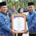 Prestasi Layanan Kesehatan Terbaik di Riau, Bupati Asmar Terima Penghargaan UHC Award 2025