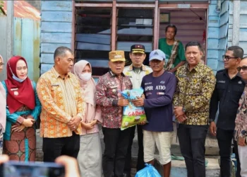 Pemkab Meranti Respons Cepat: Bupati Asmar Minta Dinas Perkim Bangun Ulang Setelah Peninjauan Rumah Roboh