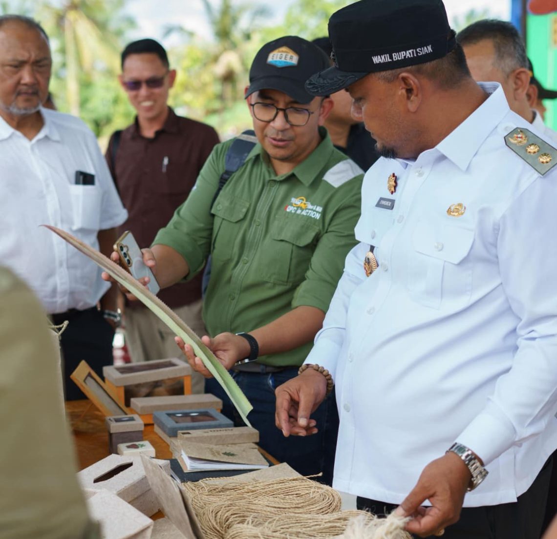 Wakil Bupati Siak, Syamsurizal, meninjau produk handicraft pada peresmian Rumah Nenas Nastar Program Community Development RAPP.