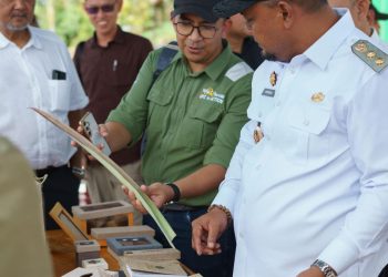 Wakil Bupati Siak, Syamsurizal, meninjau produk handicraft pada peresmian Rumah Nenas Nastar Program Community Development RAPP.