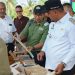 Wakil Bupati Siak, Syamsurizal, meninjau produk handicraft pada peresmian Rumah Nenas Nastar Program Community Development RAPP.