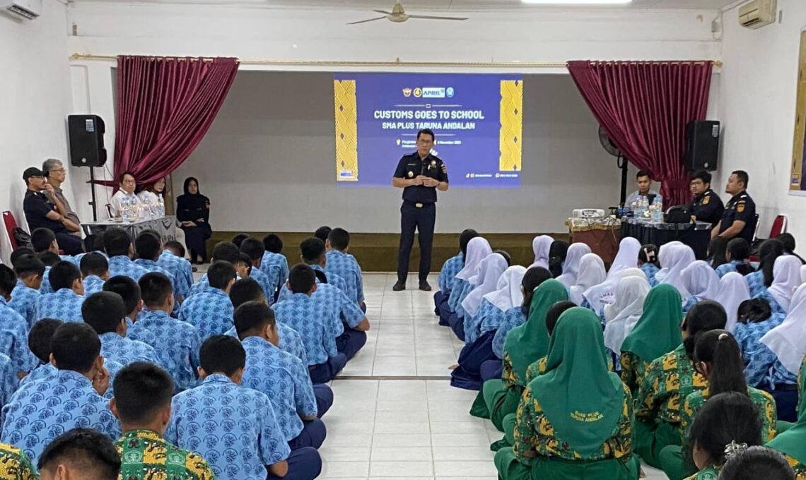 Sosialisasi terkait pengenalan Politeknik Keuangan Negara STAN (PKN STAN) dan edukasi terhadap peredaran rokok ilegal di SMAS Taruna Andalan oleh DJBC Riau (5/11/2025).