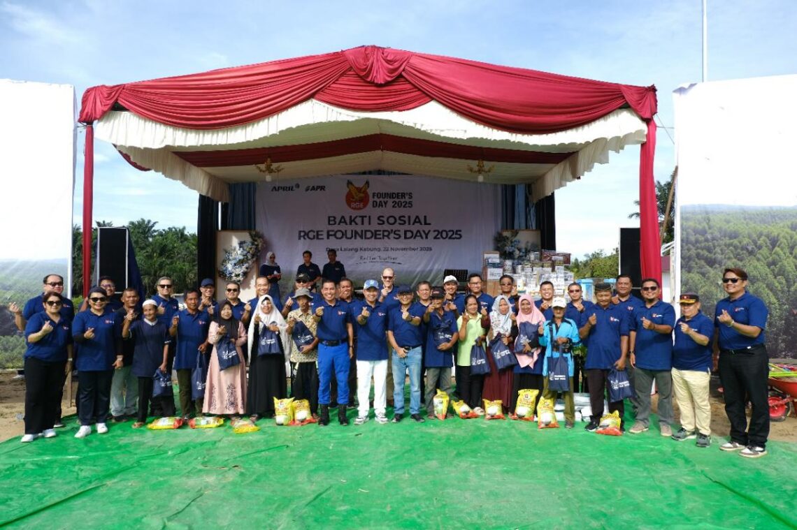 Penyerahan secara simbolis bantuan sembako kepada masyarakat pada rangkaian kegiatan Founder's Day 2025.
