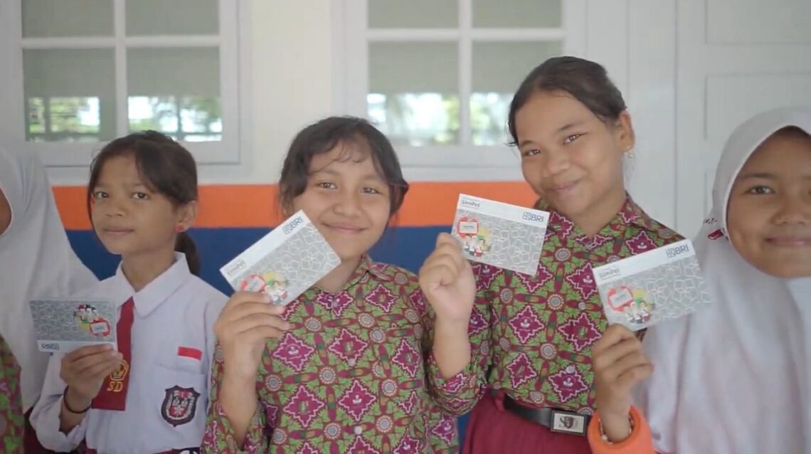 Renovasi SDN 011 Desa Baru, 20 Siswa Terima Beasiswa dari BRI Peduli