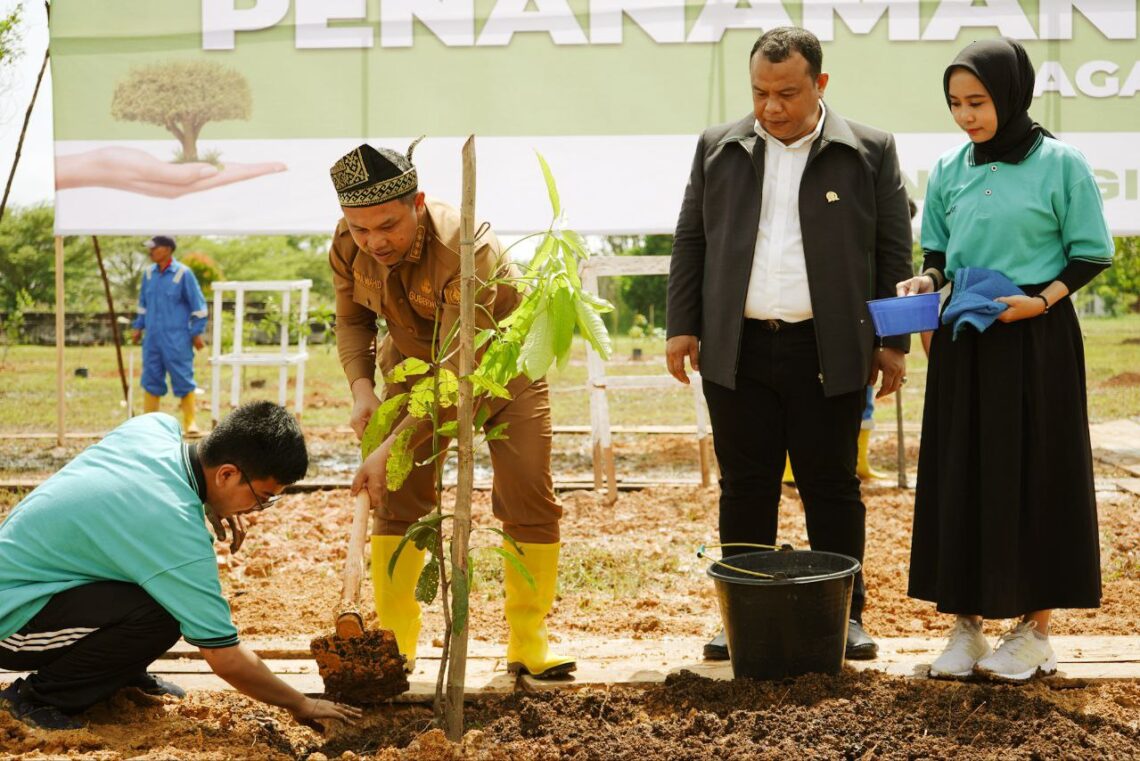 Perkuat Komitmen Lingkungan Lewat Sinergitas Tanam Pohon
