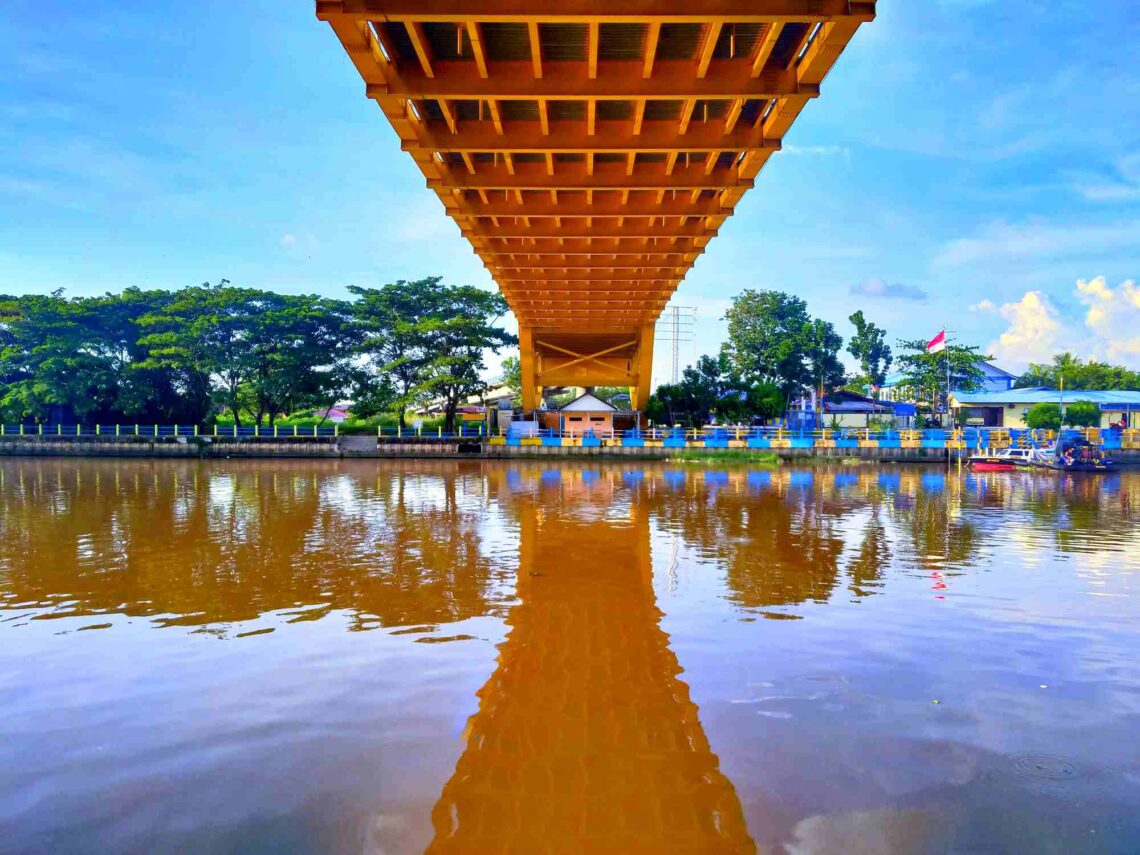 BPJN Riau pastikan Jembatan Siak II Pekanbaru aman setelah isu dentuman viral. Hanya satu titik sambungan perlu perawatan segera.