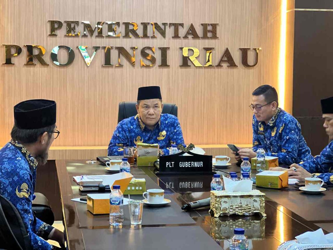 Pemprov Riau resmi memotong TPP ASN sebesar 30 persen akibat penurunan PAD dan dana transfer pusat. Kebijakan berlaku Oktober–Desember 2025.