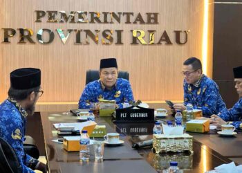 Pemprov Riau resmi memotong TPP ASN sebesar 30 persen akibat penurunan PAD dan dana transfer pusat. Kebijakan berlaku Oktober–Desember 2025.