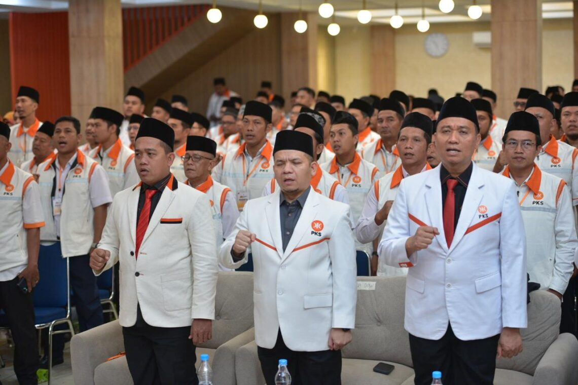 Markarius Anwar Lantik Pengurus DPC dan Ketua DPRa PKS se-Kota Pekanbaru periode 2025-2030