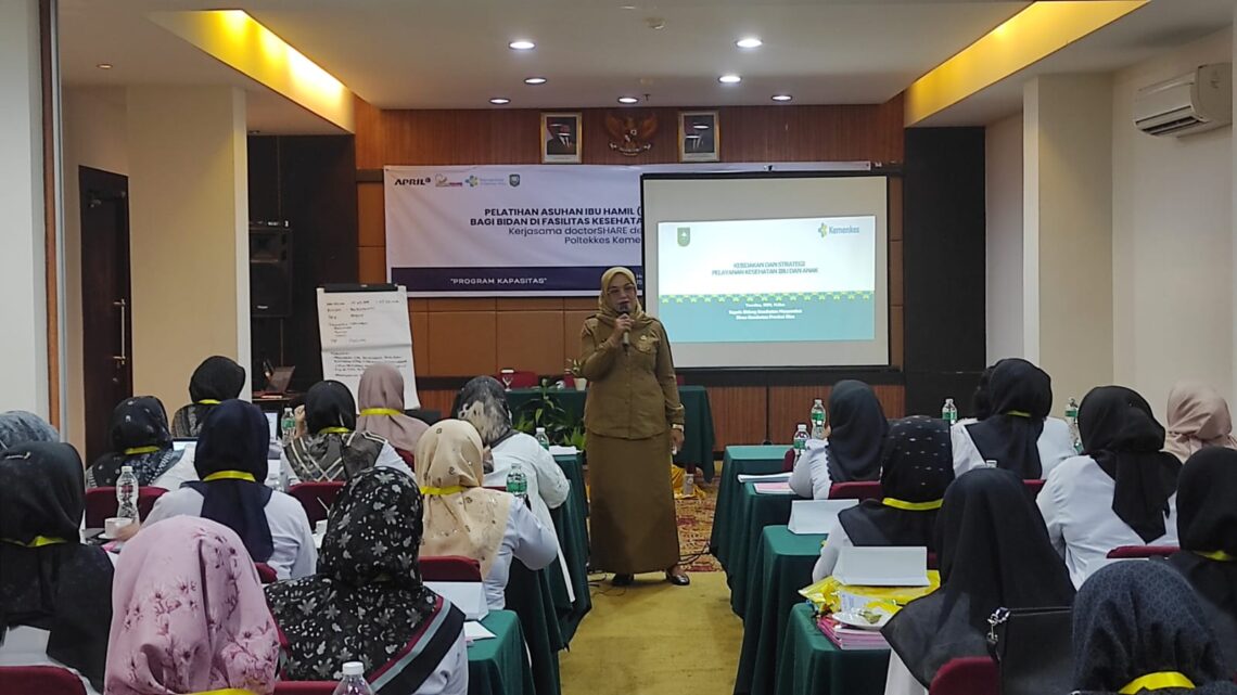 Pemaparan materi Kebijakan dan Strategi Pelayanan Kesehatan Ibu dan Anak pada Pelatihan Asuhan Ibu Hamil.