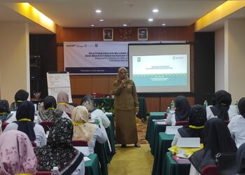 Pemaparan materi Kebijakan dan Strategi Pelayanan Kesehatan Ibu dan Anak pada Pelatihan Asuhan Ibu Hamil.