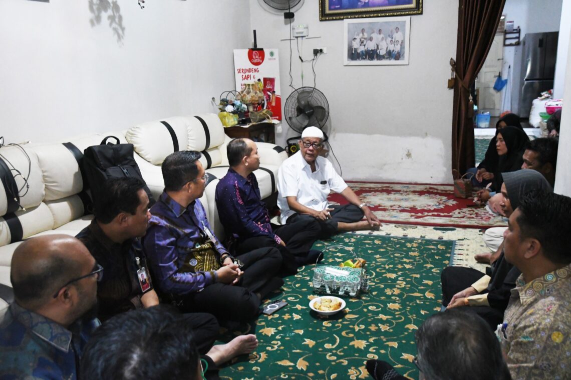 Direksi dan Manajemen BRK Syariah Kunjungi Rumah Duka, Serahkan Santunan untuk Keluarga Almarhumah Siti Hajar Harahap