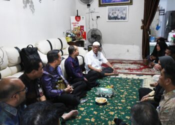 Direksi dan Manajemen BRK Syariah Kunjungi Rumah Duka, Serahkan Santunan untuk Keluarga Almarhumah Siti Hajar Harahap