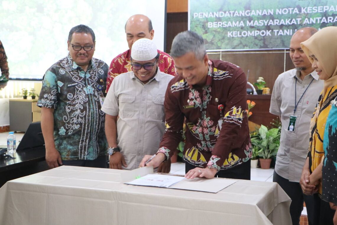 Kolaborasi Konservasi Hutan Berbasis Masyarakat, KPH Kampar Kiri–HKm–PT RAPP Teken MoU