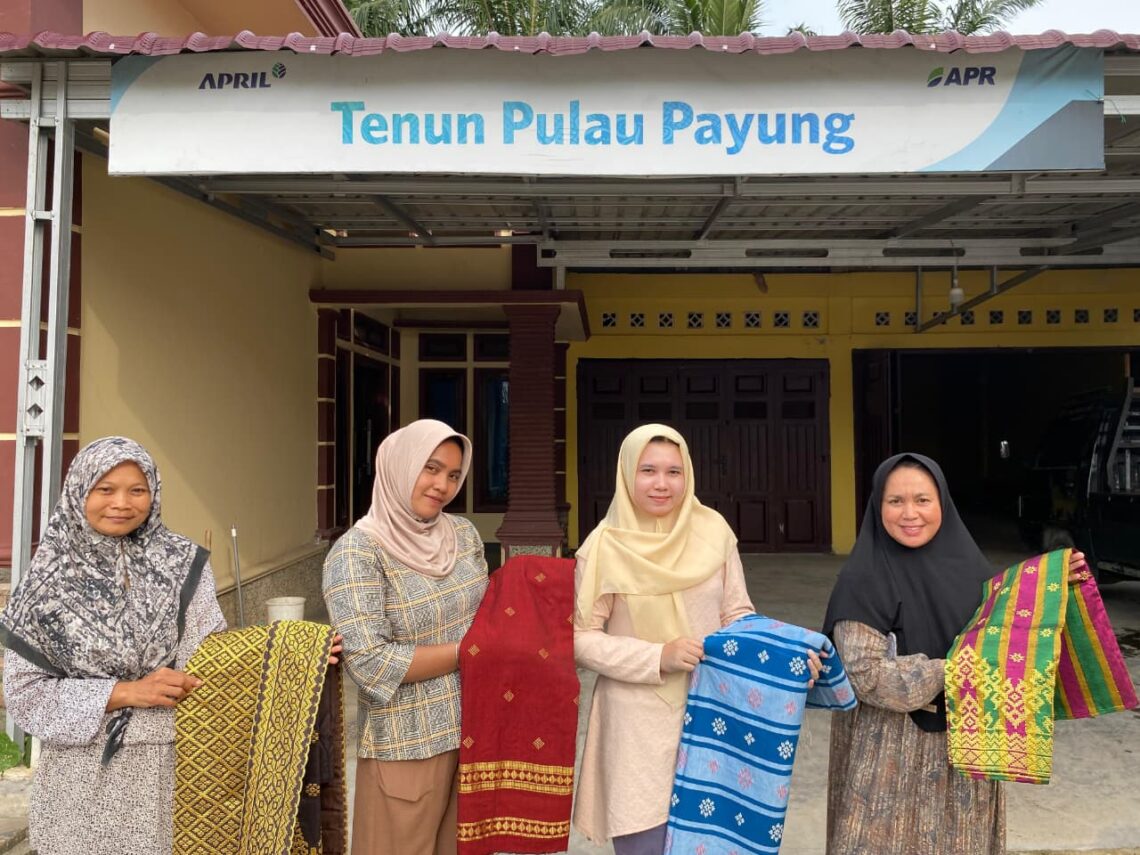 Rumah Tenun Pulau Payung Jadi Penggerak Ekonomi Masyarakat Berbasis Pemberdayaan Potensi Lokal di Kabupaten Pelalawan