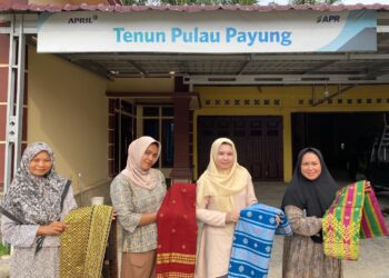 Rumah Tenun Pulau Payung Jadi Penggerak Ekonomi Masyarakat Berbasis Pemberdayaan Potensi Lokal di Kabupaten Pelalawan