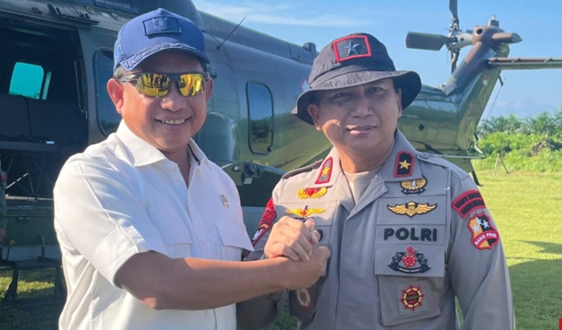 Mendagri Tito Karnavian Kunjungi Aceh Tamiang, Serahkan 500 Gerobak Dorong Pascabanjir