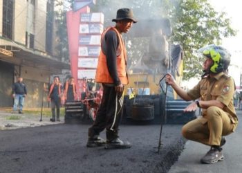 Wako Agung Nugroho saat meninjau perbaikan jalan di salah satu ruas Jalan di Pekanbaru