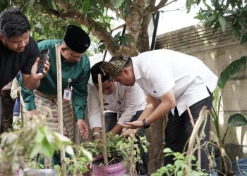 Wakil Walikota (Wawako) Pekanbaru H Markarius Anwar ST M.Arch, melaunching penanaman pohon di Sekolah Menengah Pertama Negeri (SMPN) 44 di Kelurahan Palas, Kecamatan Rumbai, Jumat (30/1/2026)
