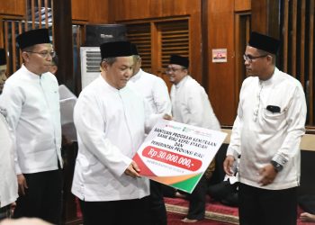 Safari Ramadan di Rohul, Plt Gubri Serahkan Bantuan CSR BRK Syariah