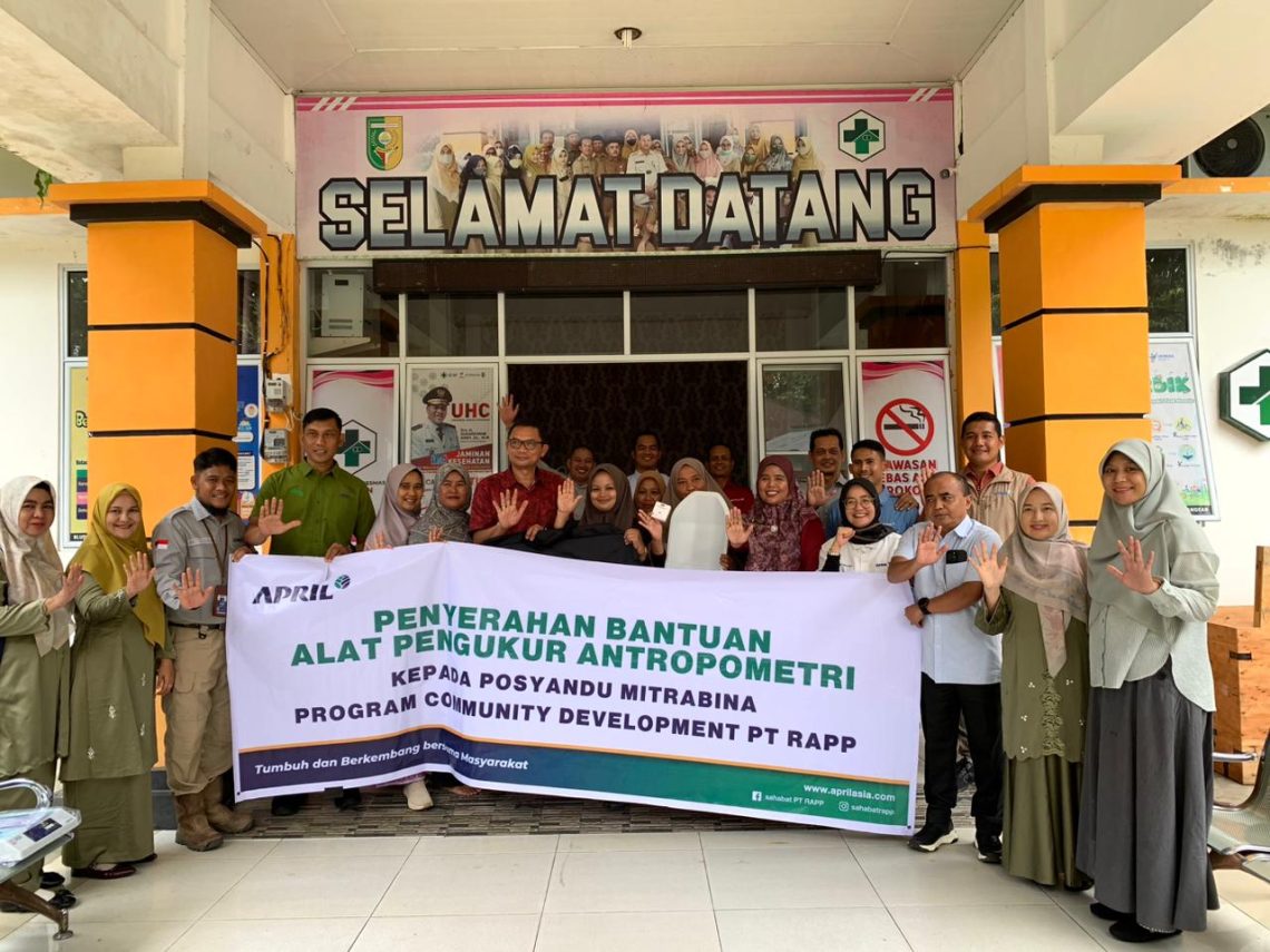 Penyerahan bantuan alat pengukur antropometri kepada posyandu mitrabina Program Community Development PT RAPP di Kecamatan Pangean, Kabupaten Kuantan Singingi.