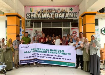 Penyerahan bantuan alat pengukur antropometri kepada posyandu mitrabina Program Community Development PT RAPP di Kecamatan Pangean, Kabupaten Kuantan Singingi.