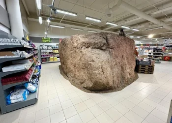 Ada Batu Raksasa Berusia 10.000 Tahun di Tengah Mal di Estonia