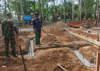 Tim satgas saat melakukan pengecoran di Kecamatan Kuantan Hilir Seberang, Selasa (3/2/2026)