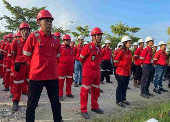 Peserta dengan khidmat mengikuti upacara keselamatan kerja dalam rangka peringatan Bulan K3 Nasional 2026, PT Riau Andalan Pulp and Paper (RAPP) di Riau Kompleks, Pangkalan Kerinci, Selasa (11/2/2026).