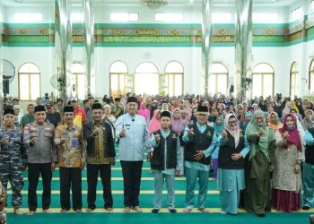 Wabup Muzamil Salurkan Zakat Ramadan, Ribuan Mustahik di Meranti Terima Bantuan