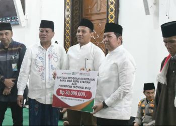 BRK Syariah Salurkan Bantuan untuk Masjid Ar-Raudhah dalam Safari Ramadan Pemprov Riau