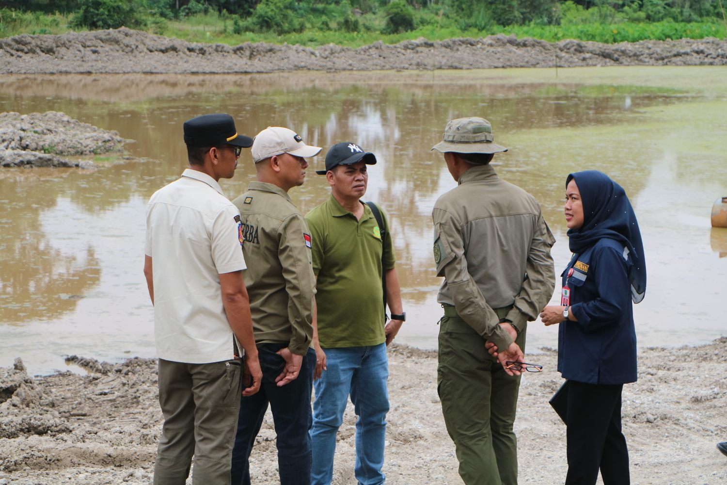 Tim Teknis Pengawasan Penyelenggaraan Perizinan Berusaha Berbasis Risiko Provinsi Riau saat Sidak lokasi pertambangan galian C