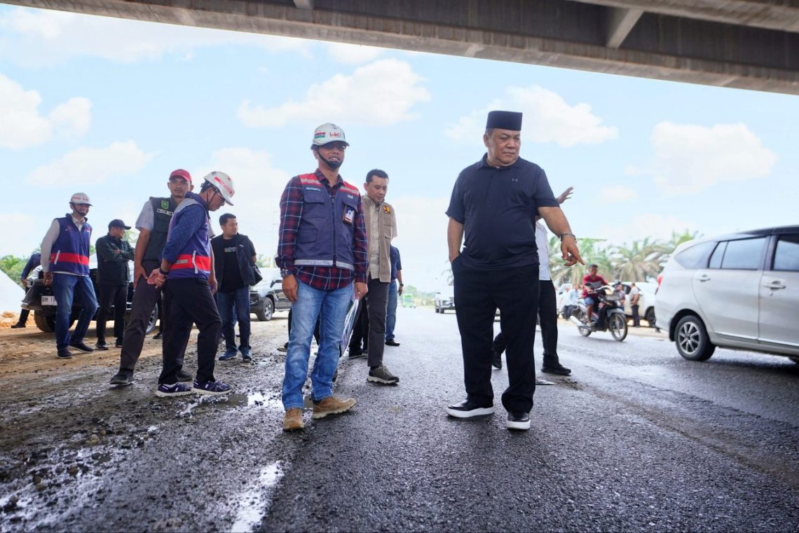 Tinjau Perbaikan Jalan Sungai Sibam–Petapahan, Pemprov Riau Gandeng Hutama Karya Tangani 12 Kilometer Ruas Rusak
