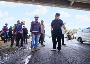 Tinjau Perbaikan Jalan Sungai Sibam–Petapahan, Pemprov Riau Gandeng Hutama Karya Tangani 12 Kilometer Ruas Rusak