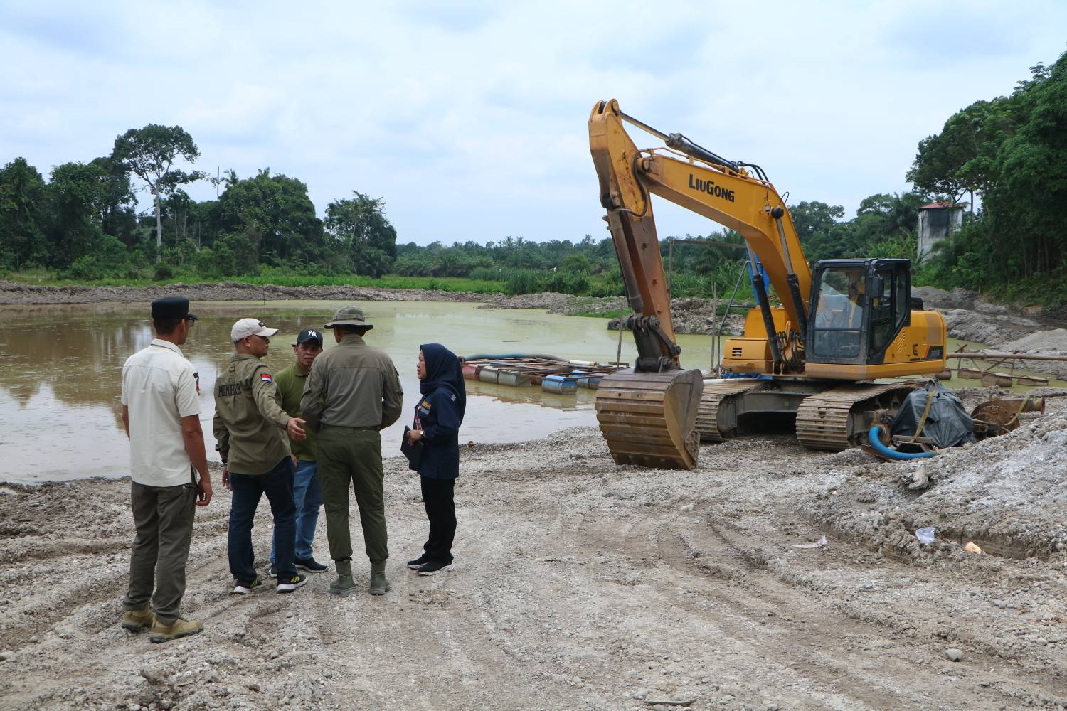 Tim Teknis Pengawasan Penyelenggaraan Perizinan Berusaha Berbasis Risiko Provinsi Riau saat Sidak lokasi pertambangan galian C di Kabupaten Kampar