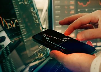 Investor Muda Meledak, OJK Wanti-wanti Bahaya Investasi Ilegal di Tengah Tren Saham dan Kripto