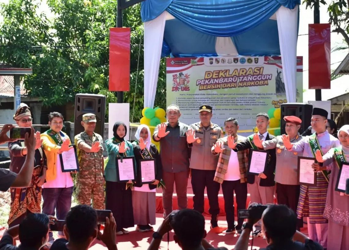 Wakil Ketua DPRD Kota Pekanbaru, T. Azwendi Fajri, SE., MM bersama unsur Forkopimda, tokoh masyarakat, dan generasi muda saat menghadiri Deklarasi Pekanbaru Tangguh Bersih dari Narkoba. Kegiatan ini menjadi simbol komitmen bersama dalam membangun lingkungan yang aman, sehat, dan bebas dari penyalahgunaan narkotika demi menyelamatkan masa depan generasi muda Kota Pekanbaru, Sabtu (9/05/2026)