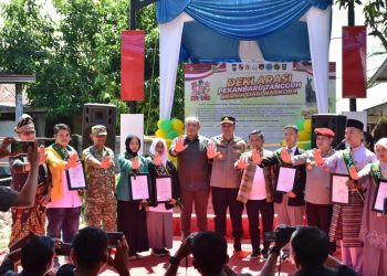 Wakil Ketua DPRD Kota Pekanbaru, T. Azwendi Fajri, SE., MM bersama unsur Forkopimda, tokoh masyarakat, dan generasi muda saat menghadiri Deklarasi Pekanbaru Tangguh Bersih dari Narkoba. Kegiatan ini menjadi simbol komitmen bersama dalam membangun lingkungan yang aman, sehat, dan bebas dari penyalahgunaan narkotika demi menyelamatkan masa depan generasi muda Kota Pekanbaru, Sabtu (9/05/2026)