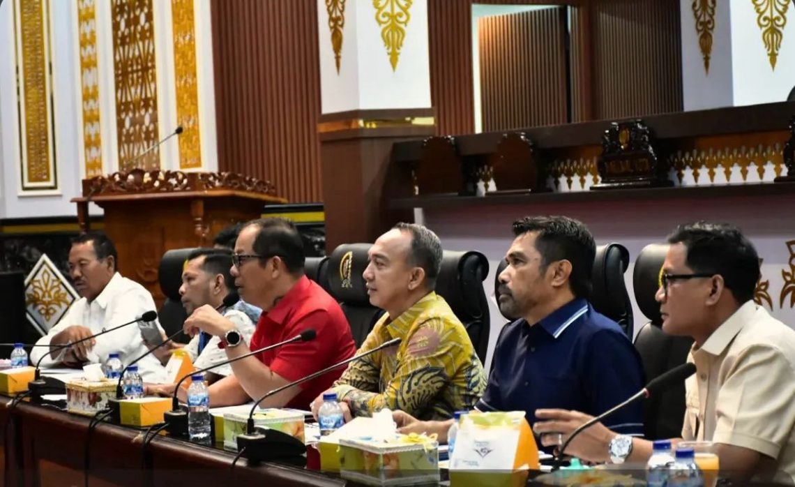 Anggota Pansus SOTK DPRD Kota Pekanbaru bersama jajaran Pemerintah Kota Pekanbaru saat mengikuti rapat dengar pendapat finalisasi Ranperda Susunan Organisasi dan Tata Kerja (SOTK) Pemerintah Kota Pekanbaru di ruang rapat DPRD Kota Pekanbaru, Jumat (8/05/2026). Pembahasan difokuskan pada penyempurnaan struktur organisasi perangkat daerah guna meningkatkan efektivitas pelayanan publik dan tata kelola pemerintahan.