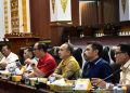 Anggota Pansus SOTK DPRD Kota Pekanbaru bersama jajaran Pemerintah Kota Pekanbaru saat mengikuti rapat dengar pendapat finalisasi Ranperda Susunan Organisasi dan Tata Kerja (SOTK) Pemerintah Kota Pekanbaru di ruang rapat DPRD Kota Pekanbaru, Jumat (8/05/2026). Pembahasan difokuskan pada penyempurnaan struktur organisasi perangkat daerah guna meningkatkan efektivitas pelayanan publik dan tata kelola pemerintahan.
