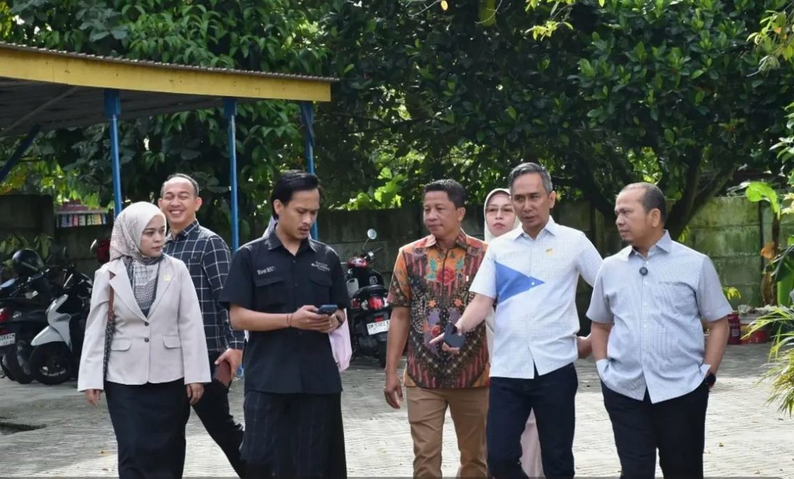 Kunjungan lapangan Komisi III DPRD Kota Pekanbaru ke SDN 189 Kota Pekanbaru dalam rangka meninjau langsung kondisi sarana dan prasarana sekolah serta menyerap aspirasi terkait kebutuhan dunia pendidikan di Kota Pekanbaru, Kamis (7/05/2025)